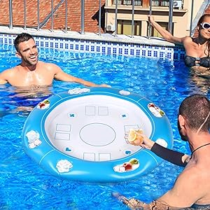 Aufblasbarer schwimmender Getränkehalter und Spieltisch, die im Schwimmbad von Menschen verwendet werden, die Wasseraktivitäten genießen.